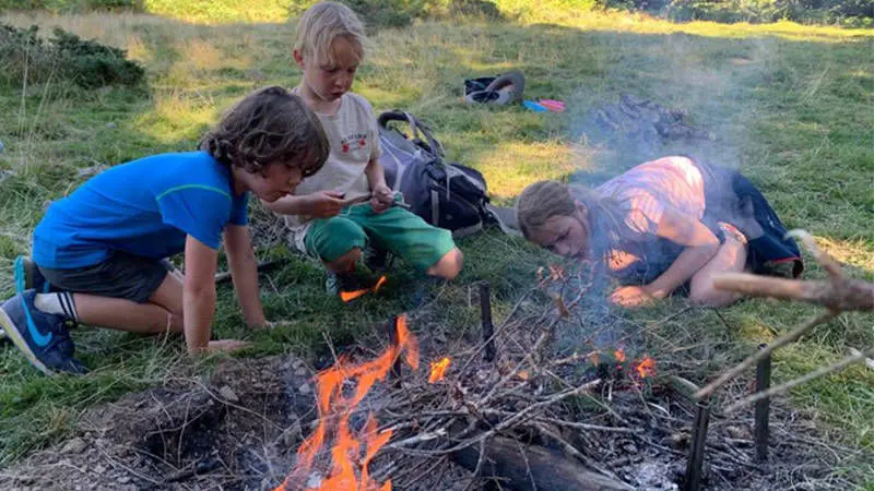 la vie autour du feu de camp